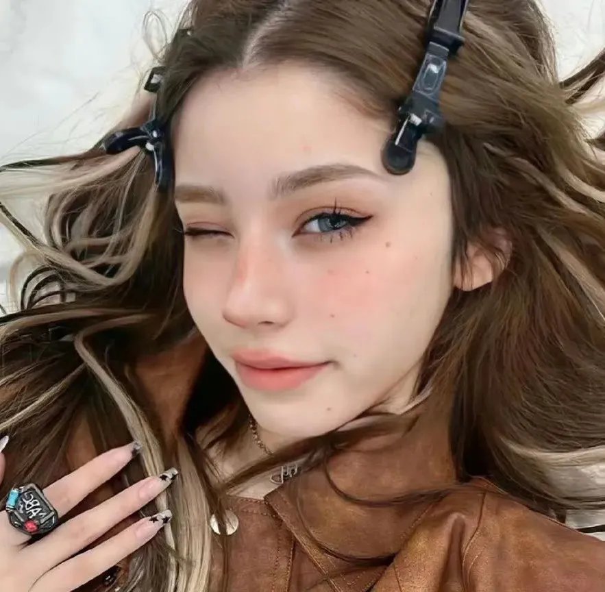 宏观世界海报